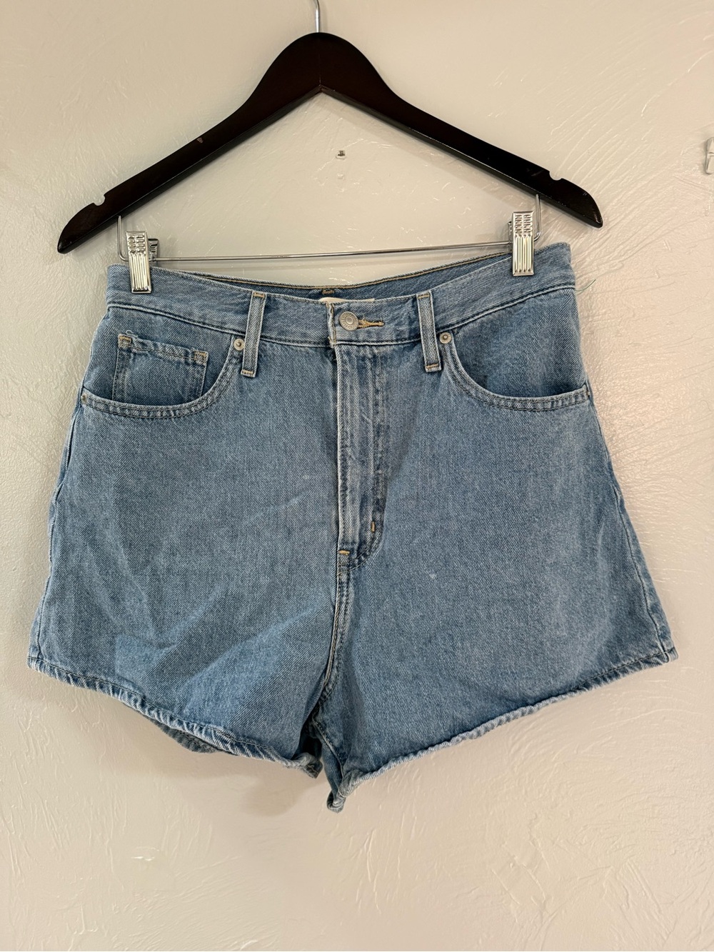 Levi’s High Waisted Mom Shorts – Women’s Size 29